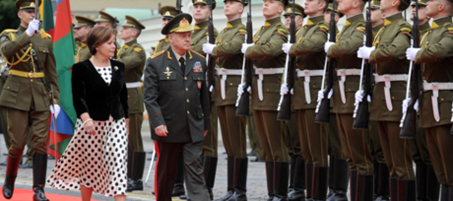В Вильнюс с официальным визитом прибыл министр обороны Азербайджана