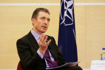 Мандат генерального секретаря НАТО Андреса Расмусена продлён ещё на один год