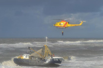Военный вертолет спас рыбаков