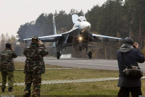 Шесть российских Су-27 сели в Бобруйске