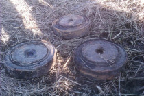 Три противотанковые мины