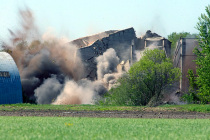 Военнослужащие взорвали устаревшее здание в центре посёлка Коргене