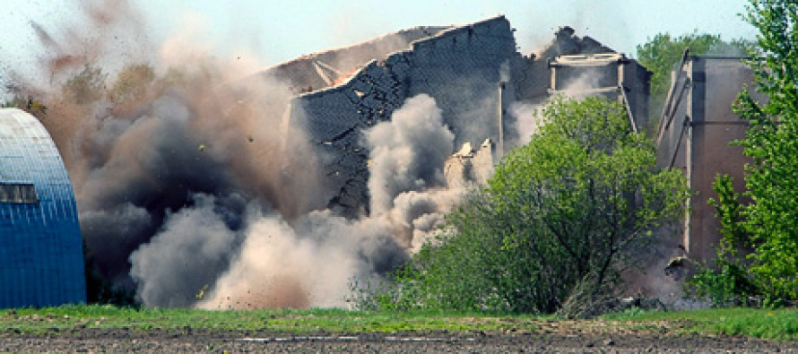 Военнослужащие взорвали устаревшее здание в центре посёлка Коргене