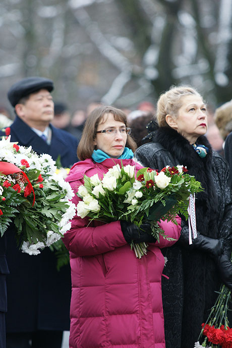 Цветы на холодном граните