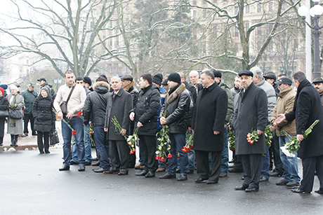 Цветы на холодном граните