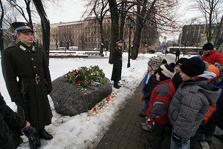 Цветы на холодном граните