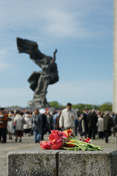 Помнит мир спасенный