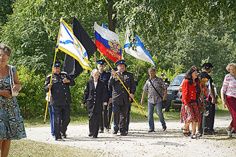 Цветы русским воинам на Луцавсале