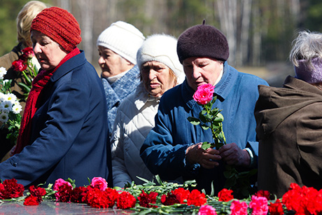 За этими воротами стонет земля