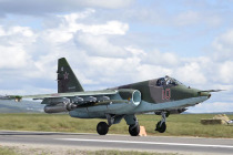 Су-25 сел на шоссе