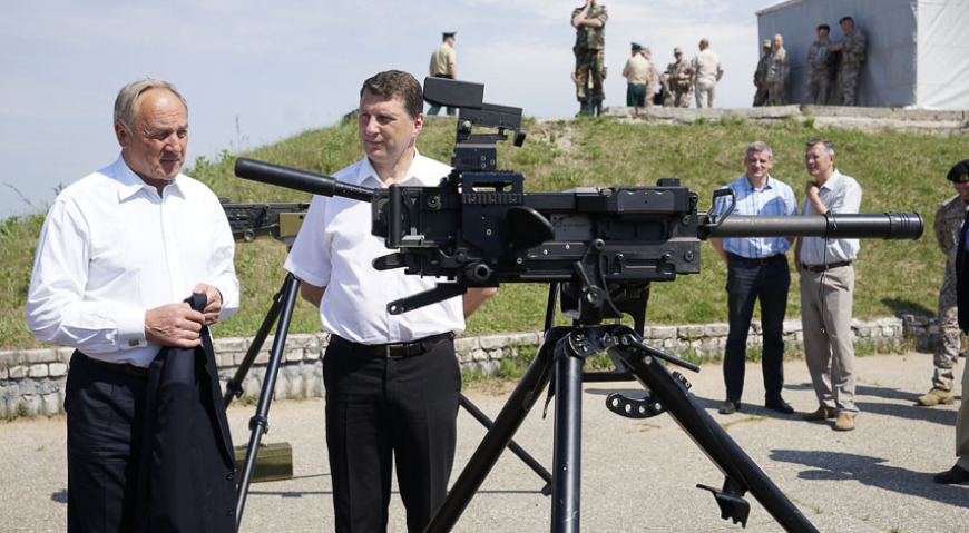 Президент Латвии Андрис Берзиньш (слева) и министр обороны Латвии Раймонд Вейонис осматривают гранатомёт Heckler & Koch GMG 