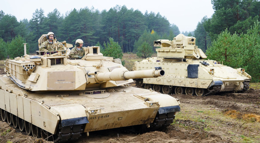 Танк M1 Abrams и боевая машина пехоты M2 Bradley, 1-й кавалерийской дивизии армии США на полигоне Адажи, в Латвии