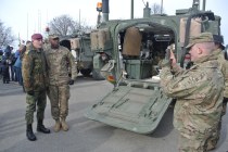 Генерал Домросе на базе в Адажи