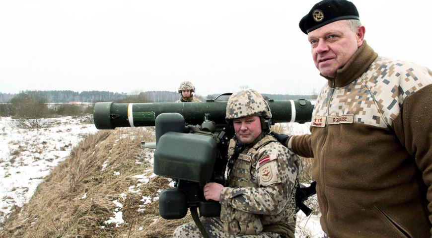 Командующий НВС Латвии генерал-лейтенант Раймонд Граубе проверяет боеготовность зенитчиков.
