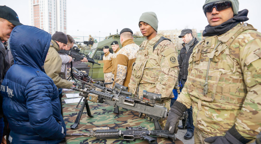 Рядом с машинами военные устроили выставку стрелкового вооружения