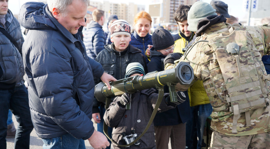 Шведский одноразовый ручной противотанковый гранатомёт AT-4