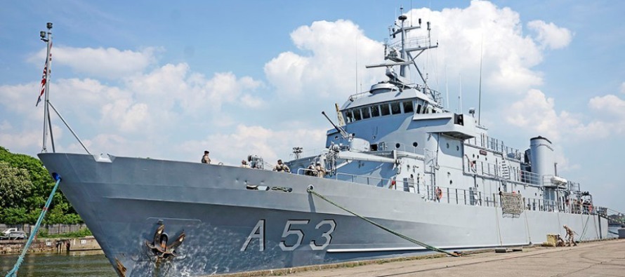 Корабли трех стран следят за Балтийским флотом