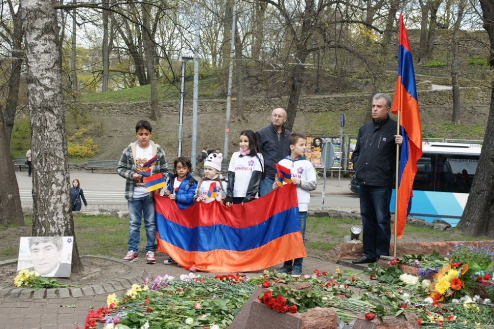 Геноциду армян 100 лет. Митинг у Хачкара в Риге