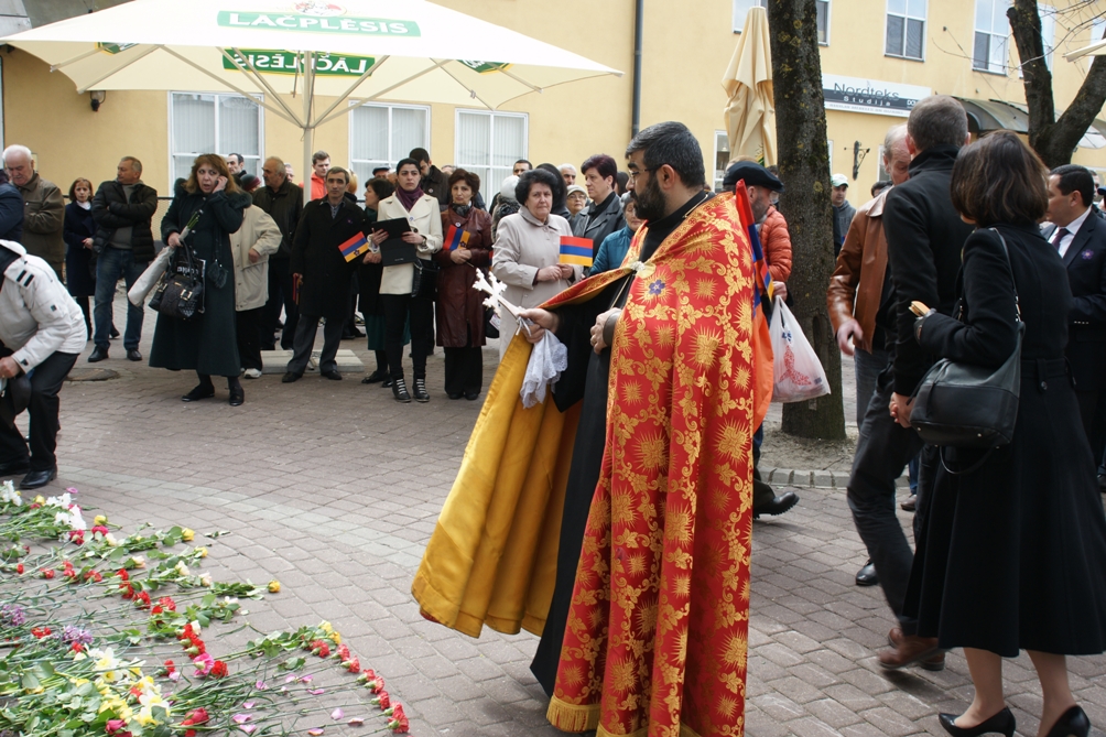 Геноциду армян 100 лет. Митинг у Хачкара в Риге