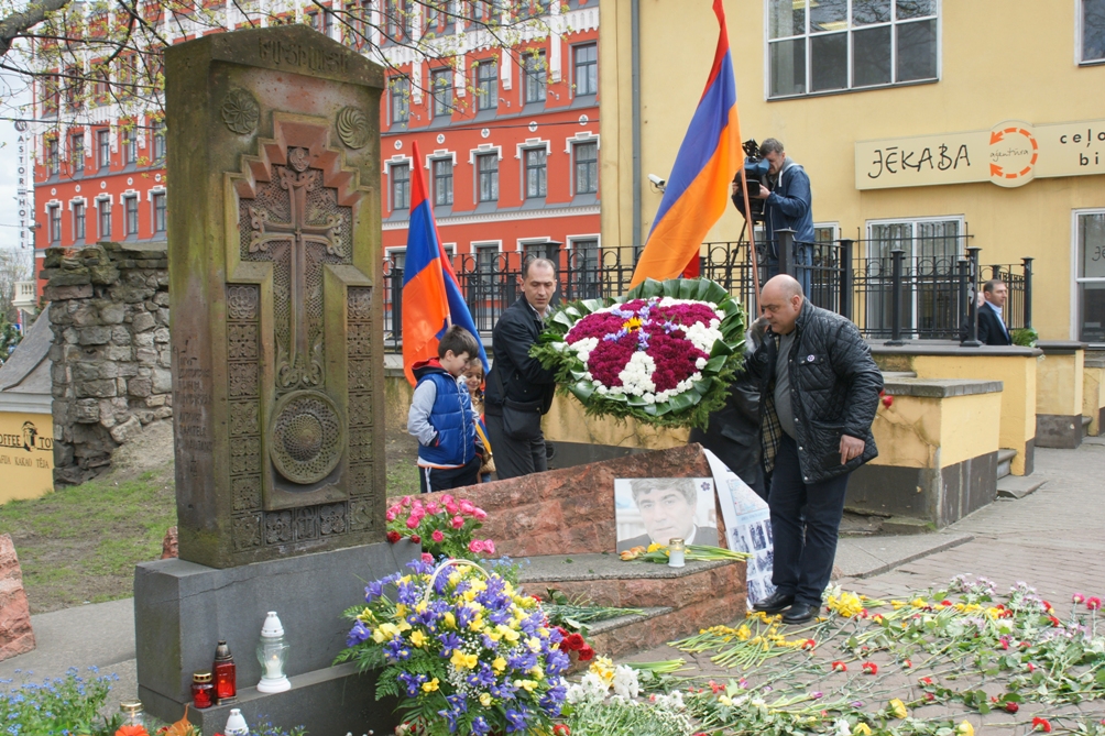 Геноциду армян 100 лет. Митинг у Хачкара в Риге