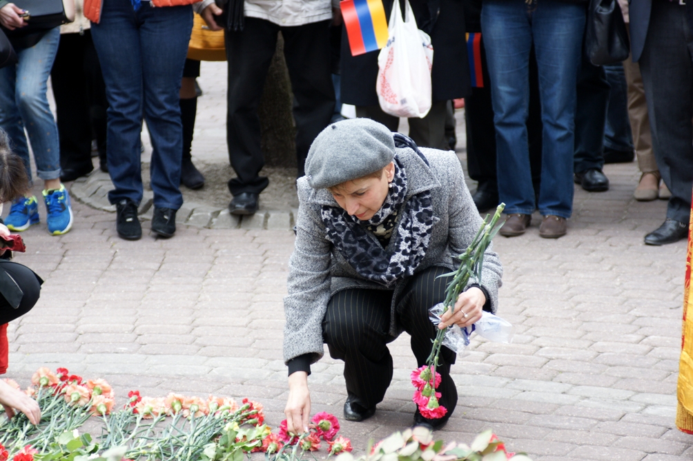 Геноциду армян 100 лет. Митинг у Хачкара в Риге