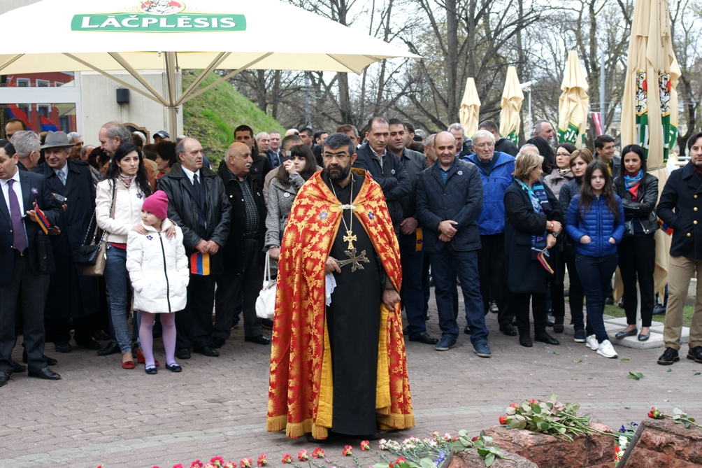 Геноциду армян 100 лет. Митинг у Хачкара в Риге