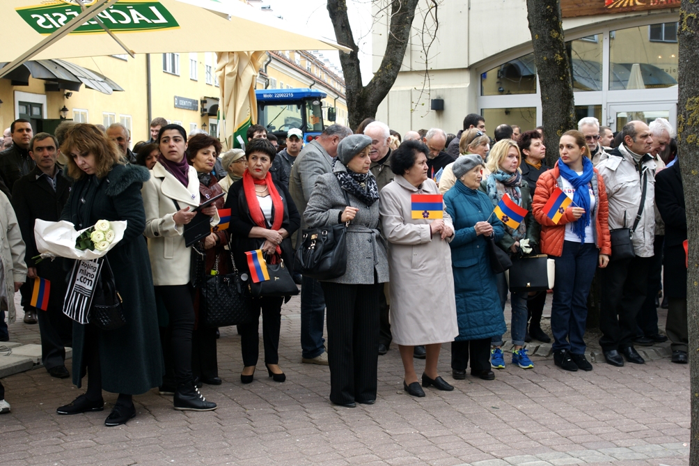 Геноциду армян 100 лет. Митинг у Хачкара в Риге