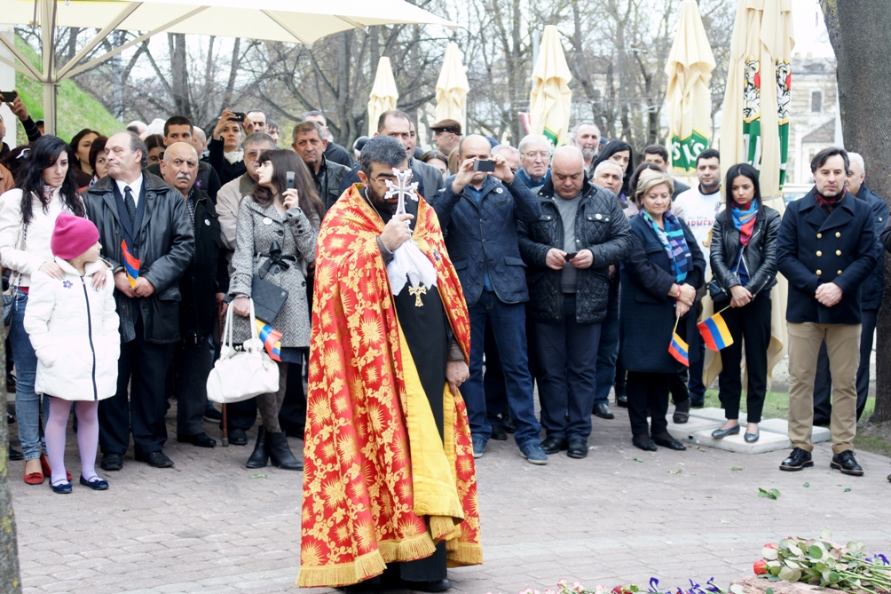 Геноциду армян 100 лет. Митинг у Хачкара в Риге