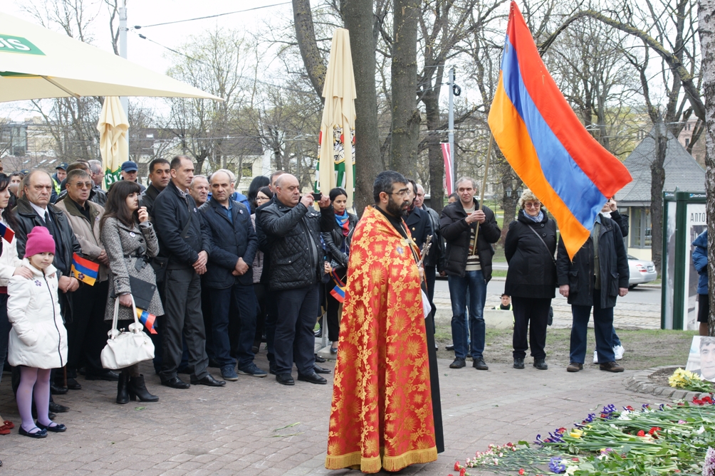 Геноциду армян 100 лет. Митинг у Хачкара в Риге