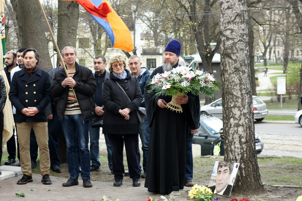 Геноциду армян 100 лет. Митинг у Хачкара в Риге