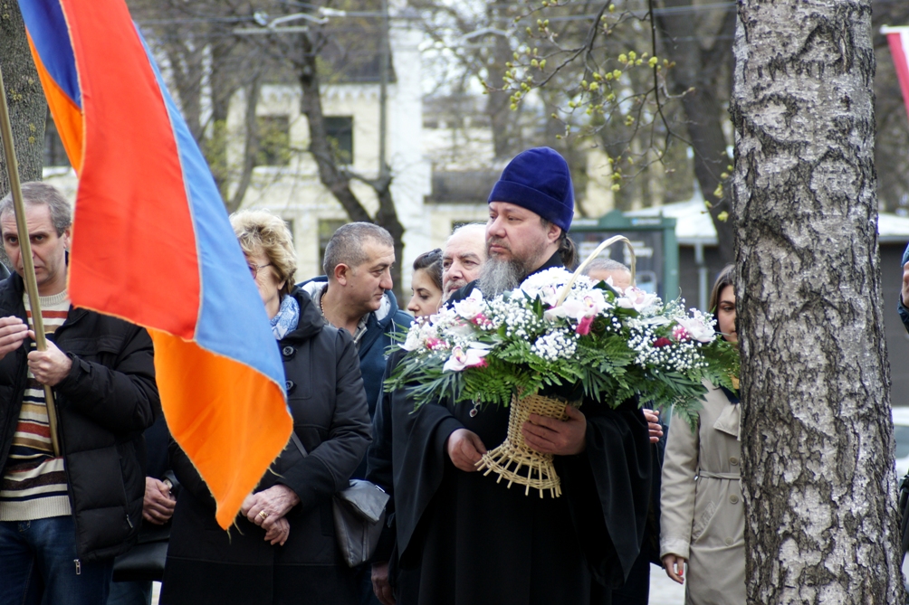 Геноциду армян 100 лет. Митинг у Хачкара в Риге