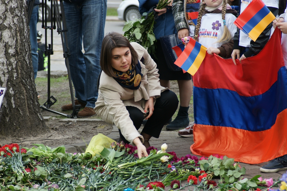 Геноциду армян 100 лет. Митинг у Хачкара в Риге