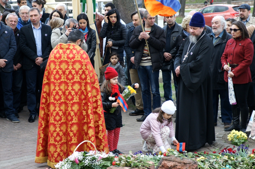 Геноциду армян 100 лет. Митинг у Хачкара в Риге