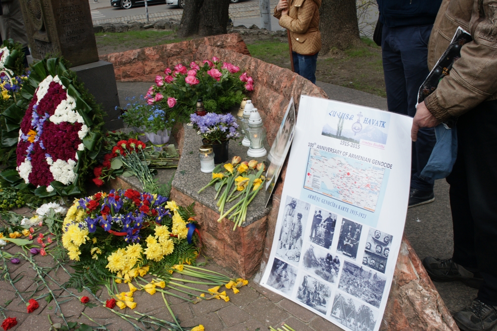 Геноциду армян 100 лет. Митинг у Хачкара в Риге