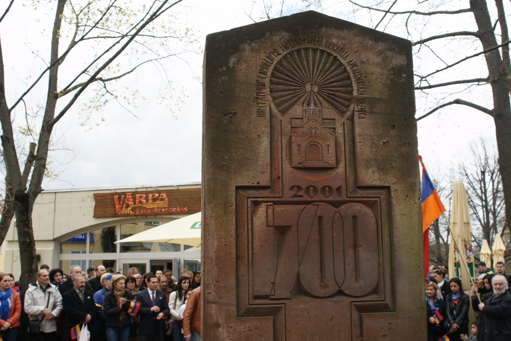 Геноциду армян 100 лет. Митинг у Хачкара в Риге