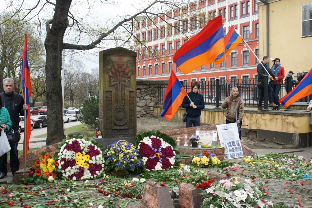 Геноциду армян 100 лет. Митинг у Хачкара в Риге