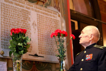 Мемориальная доска в память о моряках-подводниках