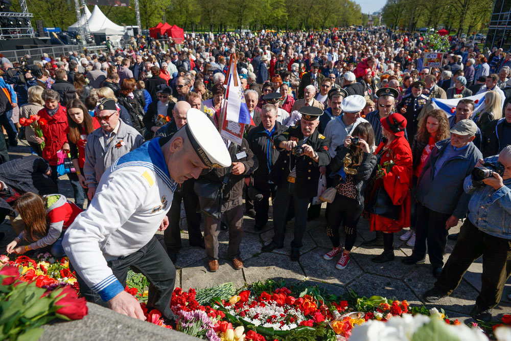 70 лет Победы в Риге: У Памятника Освободителям