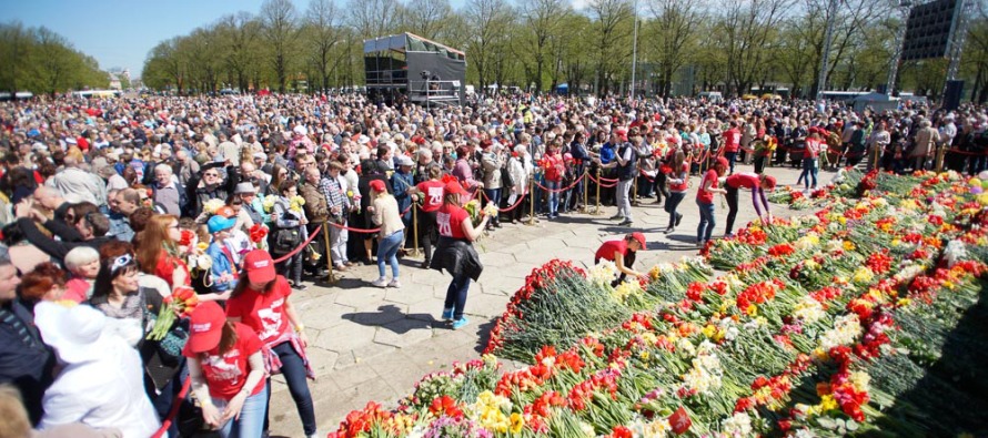 70 лет Победы в Риге: У Памятника Освободителям