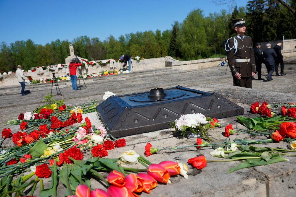 8 мая в Риге: Братское кладбище