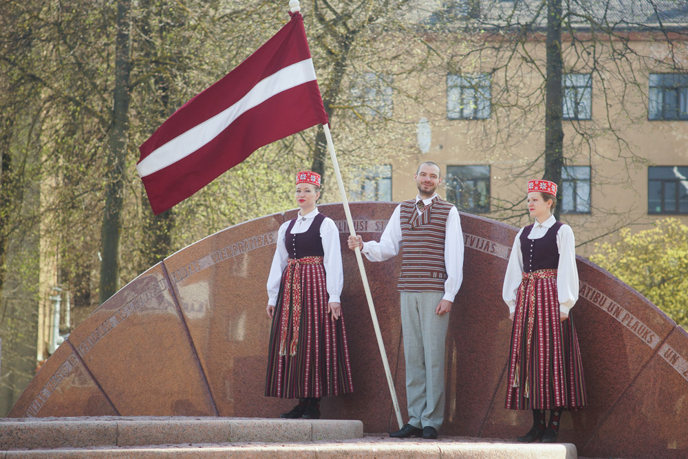 Елгава 4 мая: Возложение цветов