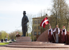 Елгава 4 мая: Возложение цветов