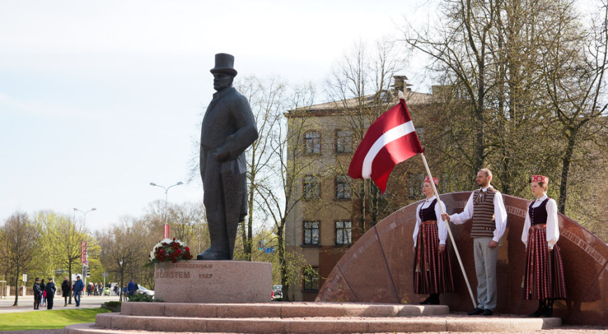 Памятник первому президенту Латвийской республики Янису Кристаповичу Чаксте в Елгаве
