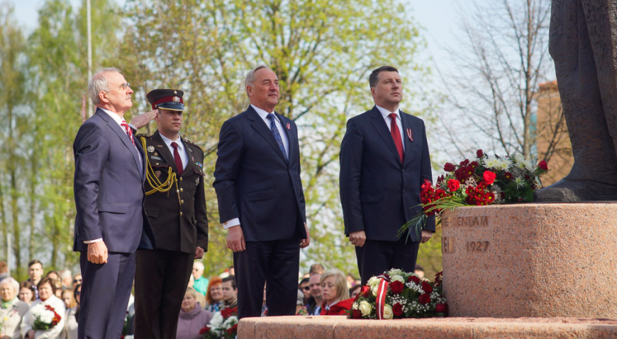 Президент Латвии Андрис Берзиньш и министр обороны Раймонд Вейонис на церемонии возложения цветов