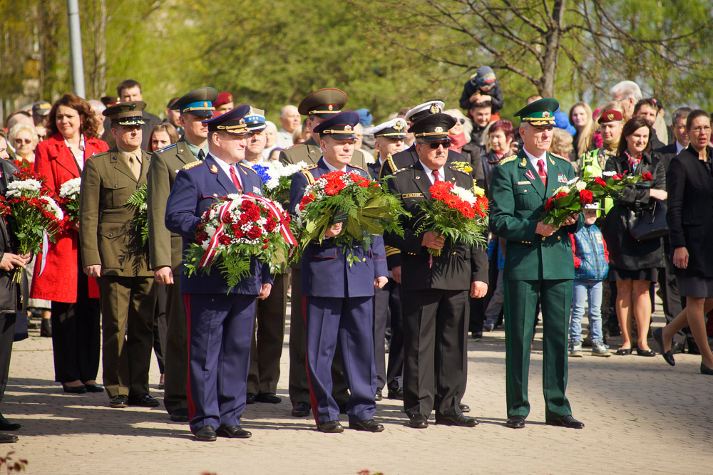 Елгава 4 мая: Возложение цветов