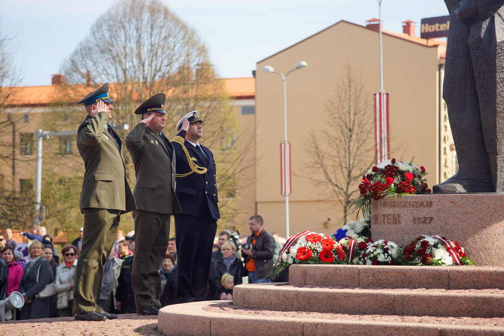 Елгава 4 мая: Возложение цветов