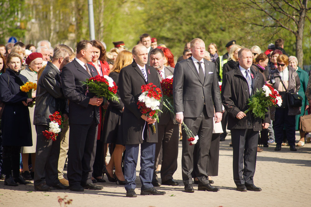 Елгава 4 мая: Возложение цветов