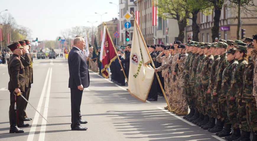 Призидент приветствует войска