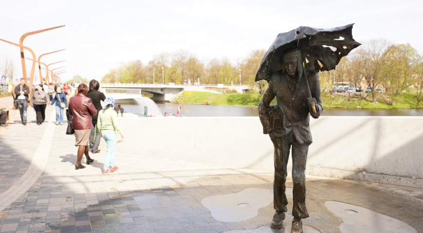 Скульптура молодого человека с книгами и дырявым зонтиком