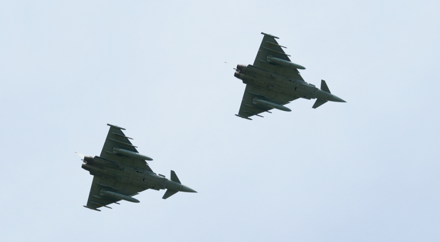 Над полем пронеслись два итальянских истребителя Eurofighter Typhoon